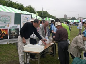 2008年の環境フェスティバル。市役所北側の浅川河川敷で開催していた。