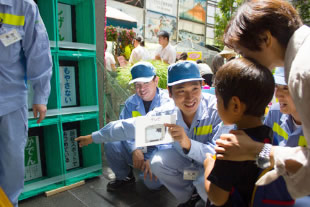 壊れたテレビはどの箱に分別すればいい？「家電？」「大きいごみ？」ボールを投げて当てて！（墨田区すみだ清掃事務所）。