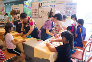 わくわく体験　エコワークショップの一つ、すみだリサイクルの会による「ニット生地でミサンガづくり」の体験コーナー。