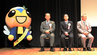 檀上、右から山﨑孝明区長、海老澤孝史副区長、岩佐哲男教育長、そしてえこっくる江東からやってきた「たすけクン」。