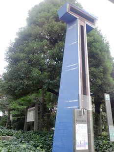 区役所前に立つ荒川水位表示塔。現在の荒川の水位を表示するとともに、かつてあった水害時の異常水位を示して、水との戦いを物語るモニュメントにもなっている。