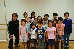 環境啓発ミュージカルに参加する子どもたち
