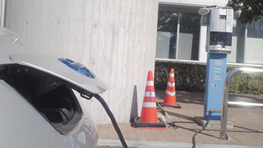 市庁舎裏に設置されている普通充電器。最大1時間までの利用について無料開放している。用事があって役所を訪れたついでに充電するような利用方法が多い。