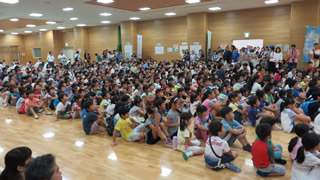 28年9月に開催した、第2回日野市環境かるた大会。150組300名ほどが参加して、第1回に増して熱い戦いが繰り広げられた。