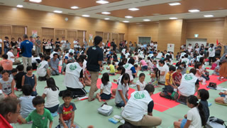 28年9月に開催した、第2回日野市環境かるた大会。150組300名ほどが参加して、第1回に増して熱い戦いが繰り広げられた。