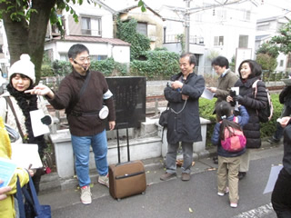 春の小川の舞台を歩いたレジャーズ・プロジェクトのウォーキングイベント。（認定NPO法人自然環境復元協会提供）
