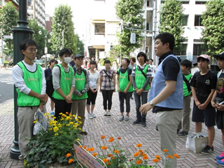 商業施設の建て替えで撤去されることになった植栽の移植をした。（認定NPO法人自然環境復元協会提供）