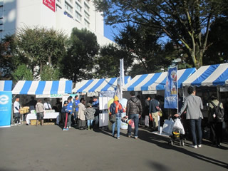 中野区役所正面玄関前広場で開催した「なかのエコフェア2016」。会場入り口より望む。