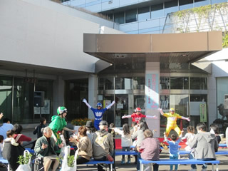 ステージイベントの環境戦隊ステレンジャーショー。もったいない編と環境エクササイズ編の2つのショーが時間を分けて実施された。
