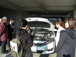エコドライブ講習会での車体見学の様子。