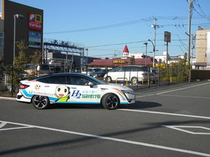 公道での走行体験。運転はできないが、静粛性や加速性能を実感できる。