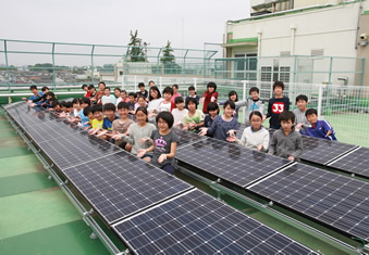 区内小学校に取り付けられた太陽光パネル。