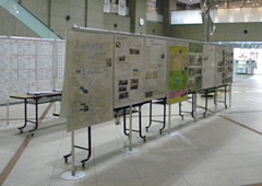 小中学生環境サミットのパネル展示の様子。