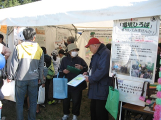 写真左の国分寺まつり（平成28年11月6日・参加者約500名）や写真右の国分寺環境まつり（平成28年12月4日・参加者約280名）では、ブースを出展して、「一言アンケート」「こども向け生き物クイズ（4問）」などにより普及啓発を図った。