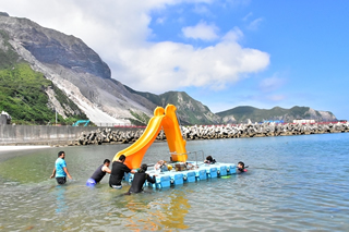 海に浮島を設置。役場の職員と一致協力して地域おこしの活動に従事。