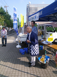 7月20日に東京都からの呼びかけで実施した、打ち水イベント「福生打ち水日和」。水は都下水道局の再生水を活用し、ひしゃくやのぼり旗、はっぴなども都からの提供があった。当日は、職員も浴衣を着て、市長とともに一斉に打ち水をした。「ふっさ環境市民会議」のメンバーも知り合いに声をかけて集まり、打ち水を盛り上げに一役買った。
