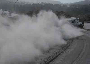 降り積もった火山灰の上を走行する自動車（平成12年）