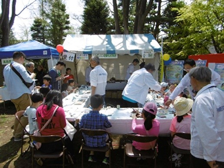 みどりと公園課主催のグリーンフェスタでは、ドングリや松ぼっくりなど自然物を使った「木の実の工作」を実施。