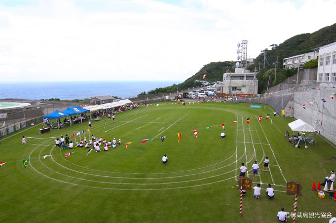 全面芝生化された校庭で開催される、御蔵島小・中学校・村民合同運動会。地域に開かれた校庭として、村の大切な財産になっている（図版提供：御蔵島観光協会）