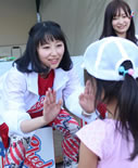 ホールでの演奏も披露した、ボルカホンラインダンスユニット・Cheekyは、再生紙の段ボールでできた打楽器「ボルカホン」の組み立てワークショップを実施。完成後には、みんなでいっしょに演奏を楽しんだ。 (C)足立区