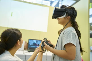 VR映像で建物の中を流れる水路を使ったマイクロ水力発電を疑似体験 (C)足立区
