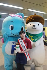 友好都市の一つ、志賀高原がある長野県下高井郡山ノ内町からは、志賀高原観光PRキャラクターの「おこみん」と第51代ミス志賀高原が出展。ドングリの帽子をかぶって首には緑色のバンダナを巻いている「おこみん」は、オコジョをモチーフにしたキャラクターで、オコジョの和名と英名（アーミン）を足して命名されたという。 (C)足立区