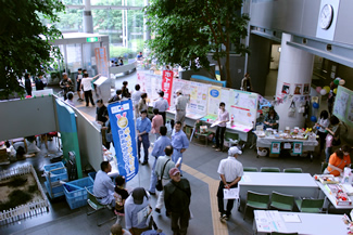 市庁舎1階ホールに所狭しと並ぶ各団体・企業による展示ブース。天気がよければ屋外広場にも展示ブースが並ぶはずだった。