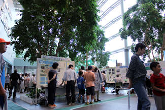 市庁舎1階ホールに所狭しと並ぶ各団体・企業による展示ブース。天気がよければ屋外広場にも展示ブースが並ぶはずだった。