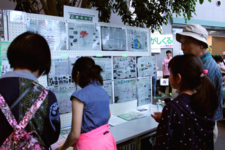 小学校として初めての参加となった市立小山小学校の「こやマップ」展示。2クラス13班の子どもたちが班ごとにテーマを決めて街歩きをしながら環境地図にまとめるという学習の成果を発表した。