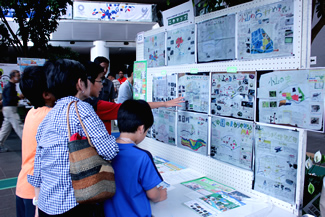小学校として初めての参加となった市立小山小学校の「こやマップ」展示。2クラス13班の子どもたちが班ごとにテーマを決めて街歩きをしながら環境地図にまとめるという学習の成果を発表した。