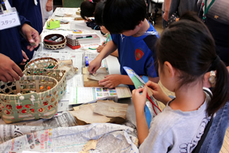 ホール内の手作り体験ひろば。子どもたち中心に賑わった。