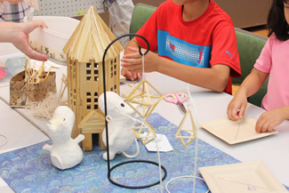 ホール内の手作り体験ひろば。子どもたち中心に賑わった。