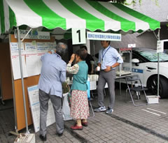 かつしか版COOL CHOICEをPRする、地球温暖化対策地域協議会のブース。COOL CHOICEに賛同してもらえた人には、画面奥に映る燃料電池自動車から取り出した電気で作ったポップコーンをプレゼントした。
