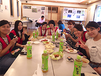 食事の様子。数々の珍しい料理に、参加者たちは驚きと喜びの表情を見せた。