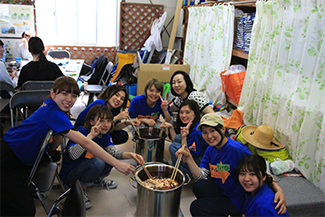 オオキンケイギクによる草木染めの様子。