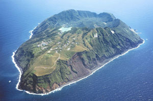 断崖絶壁の青ヶ島。（提供：青ヶ島村）