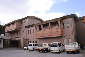 平成29年度にLED照明を導入した、保健・医療・福祉施設が一体となった複合施設「おじゃれセンター」。（提供：青ヶ島村）