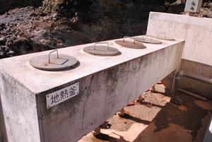 ひんぎゃの熱を利用した、地熱釜。（提供：青ヶ島村）