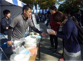 リユース食器の配布・返却所。