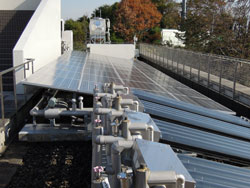 写真：太陽光発電と太陽熱温水器