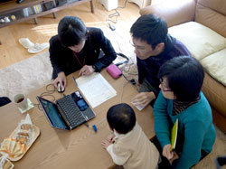 写真：うちエコ診断員が家庭訪問している様子