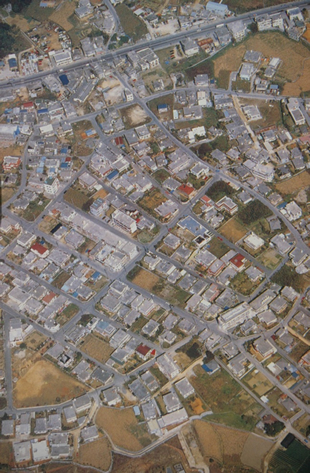 写真４　緑がなくなった現代のまちなみ（沖縄・市街地）