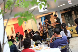 写真10　緑化に参加した地域企業が場所を提供し、まちなかライブが実現(池袋）