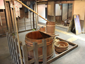 長屋の上水井戸端（東京都水道歴史館）