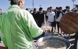 中学生と地域との連携による炊き出し訓練（出典：多摩市教育委員会『ESD ですすめる
「2050 年の大人づくり」のための20 章』）