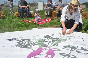花粉媒介者公園に広げられた「生分解性の芸術作品」