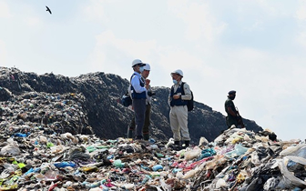スリランカ・コロンボ近郊のごみ山が崩落した現場を視察する日本から派遣された国際緊急援助隊（出典：livedoorNEWS）