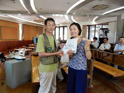 三枚洲の視察の訪れた、ラムサール条約事務局オセアニア地域担当官ソロンゴさん（右）と、筆者（左）。