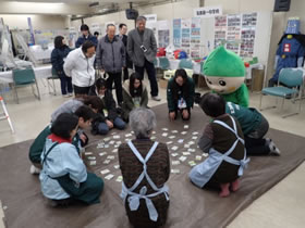 『エコライフフェア2015』のワークショップで実施したカルタ大会の様子