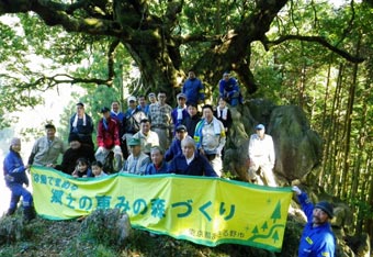写真：深沢集落の大カシ
